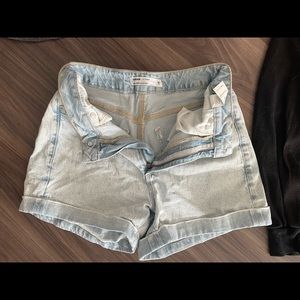Garage light wash barely worn jean shorts in mom short style. Size 3
